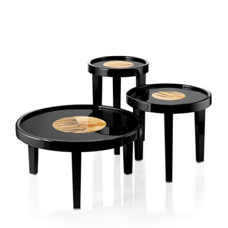 Arca Small table in wood with lacquered black gloss finish. Top with horn inlay. Chromed brass feet. rond 40 - 50 60 cm